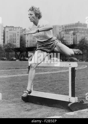 Fanny Blankers-Koen eine niedrige Hürde bei McCombs Dam Park in der Bronx, 1949. Der holländische Athlet gewann vier Goldmedaillen bei der Stockfoto