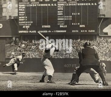 Cleveland Indians, Bob Feller, pitching zu New York Yankees' Joe DiMaggio. 30. April 1946. Frankie Hayes holte, und die Stockfoto