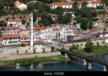 Eine neu gebaute Moschee am Ufer des Flusses Bojana und die alte Buna-Brücke über den Fluss. Shkodra, Albanien. Stockfoto