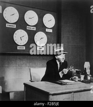 Walter Winchell bei ABC-TV und Radio Liveübertragungen im Jahr 1954. Winchell begann die erste syndizierten Klatsch-Spalte für die Stockfoto