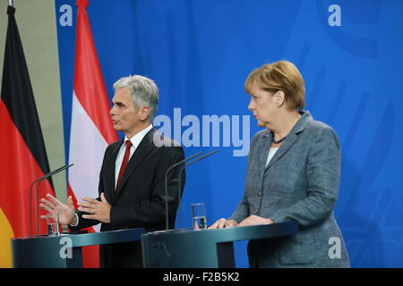 Berlin, Deutschland. 15. Sep, 2015. Der österreichische Bundeskanzler Werner Faymann (links) und die deutsche Bundeskanzlerin Angela Merkel (rechts) in einer gemeinsamen Pressekonferenz im Bundeskanzleramt. Bildnachweis: Simone Kuhlmey/Pacific Press/Alamy Live-Nachrichten Stockfoto