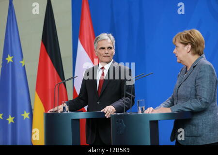 Berlin, Deutschland. 15. Sep, 2015. Der österreichische Bundeskanzler Werner Faymann (links) und die deutsche Bundeskanzlerin Angela Merkel (rechts) in einer gemeinsamen Pressekonferenz im Bundeskanzleramt. Bildnachweis: Simone Kuhlmey/Pacific Press/Alamy Live-Nachrichten Stockfoto