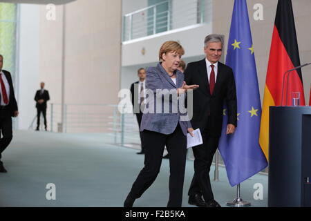 Berlin, Deutschland. 15. Sep, 2015. Bundeskanzlerin Angela Merkel (links) marschierte mit österreichischen Werner Faymann (rechts) während einer gemeinsamen Pressekonferenz im Bundeskanzleramt. Bildnachweis: Simone Kuhlmey/Pacific Press/Alamy Live-Nachrichten Stockfoto