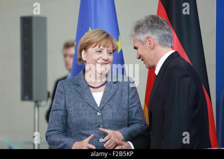 Berlin, Deutschland. 15. Sep, 2015. Der österreichische Bundeskanzler Werner Faymann (rechts) und die deutsche Bundeskanzlerin Angela Merkel (links) in einer gemeinsamen Pressekonferenz im Bundeskanzleramt. Bildnachweis: Simone Kuhlmey/Pacific Press/Alamy Live-Nachrichten Stockfoto