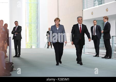 Berlin, Deutschland. 15. Sep, 2015. Bundeskanzlerin Angela Merkel (links) marschierte mit österreichischen Werner Faymann (rechts) während einer gemeinsamen Pressekonferenz im Bundeskanzleramt. Bildnachweis: Simone Kuhlmey/Pacific Press/Alamy Live-Nachrichten Stockfoto