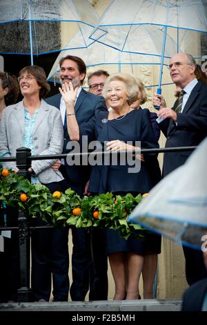 Den Haag, Niederlande. 15. Sep, 2015. Prinzessin Beatrix der Niederlande Welle, der König und die Königin in die goldene Kutsche bei der Eröffnung der Sitzungsperiode Sonntagsruhe 2015 in den Haag, Niederlande, 15. September 2015 Sonntagsruhe. Foto: Patrick van Katwijk / POINT DE VUE OUT - NO WIRE SERVICE-/ Dpa/Alamy Live News Stockfoto