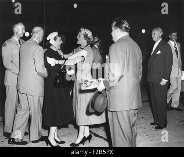 Pat Nixon umarmt Mamie Eisenhower am National Airport. 15. Juli 1955. Die First Lady, dem Präsidenten und seinem Adjutanten, Sohn, Major John Eisenhower waren für die Genfer Gipfelkonferenz abfliegen. -(BSLOC 2014 16 93) Stockfoto