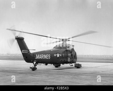 Präsidentschaftswahlen Marine Hubschrauber am Flughafen Washington Asphalt. Die Geräte auf den Rädern wurden entwickelt, um den Rasen des weißen Hauses zu schützen. 25. Juli 1958. -(BSLOC 2014 16 246) Stockfoto