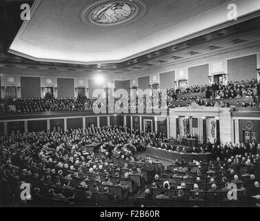 Präsident Dwight Eisenhower liefern seine 1954 Staat der Union Adresse an den Kongress. 7. Januar 1954. Eisenhower diskutiert Autobahnen, in Anbetracht der "vitales Interesses eines jeden Bürgers in einer sicheren und angemessenen Highway-System". -(BSLOC 2014 16 194) Stockfoto