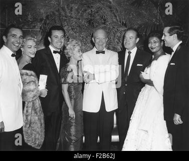 Präsident Eisenhower mit prominenten am weißen Haus News Fotografen Association Dinner. 7. Mai 1956, im Sheraton Park Hotel. L-r: Ray Mouriks und Antoning Bevikefina (Murio & Sheila Danceteam); Vic Damone; Jane Powell; der Präsident; Bob Hope; Pearl Bailey; und L. Pamario der Pianist. -(BSLOC 2014 16 162) Stockfoto