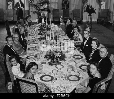 Mamie Eisenhower hat ein großes Familienessen im Weißen Haus an ihrem Geburtstag. 14. November 1956. Präsident Eisenhower Wahlsieg acht Tage zuvor zur Feier hinzugefügt. -(BSLOC 2014 16 111) Stockfoto