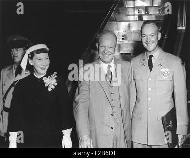 Präsident Eisenhower Familie fährt für die Genfer Gipfelkonferenz. L-r: First Lady, der Präsident und ihr Sohn, Major John Eisenhower. Major John Eisenhower war seines Vaters Mitarbeiter als Berater für nationale Sicherheit. 15. Juli 1955. -(BSLOC 2014 16 103) Stockfoto