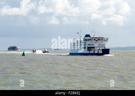 Wight Link Fähre und Hovercraft im Solent aus Southsea England uk Stockfoto