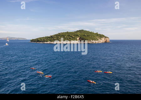 Eine Gruppe von Kajakfahrer in der Nähe von Insel Lokrum bei Dubrovnik an der Adria in Kroatien. Stockfoto