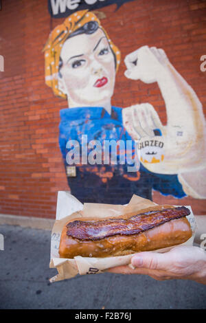 Verglaste & infundiert Maple Bacon Long John Donut vor den verglasten Wandbild in Wicker Park 2. August 2015 in Chicago, Illinois, USA. Stockfoto