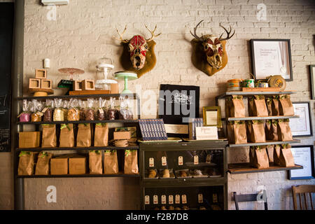 Heiße Schokolade Café Innenwand Display in Wicker Park 2. August 2015 in Chicago, Illinois, USA. Stockfoto