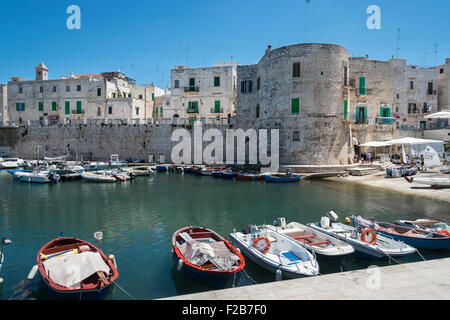 Angelboote/Fischerboote in den inner Harbour in der alten Stadt von Giovinazzo, Apulien, Süditalien Stockfoto