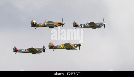 Mitglieder der Öffentlichkeit beobachten Spitfires und andere Flugzeuge des zweiten Weltkriegs zu der von Goodwood Flugplatz in der Nähe von Chichester Stockfoto