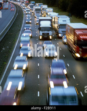 Stoßstange an Stoßstange, Nose-to-Tail Schwerverkehr. Stockfoto