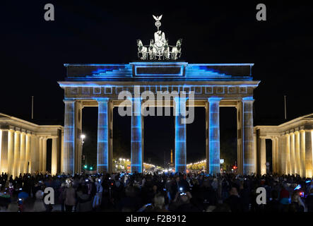 Bunt beleuchtete Brandenburger Tor in der Abenddämmerung während des Festival of Lights, Mitte, Berlin, Berlin, Deutschland, Europa Stockfoto