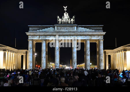 Bunt beleuchtete Brandenburger Tor in der Abenddämmerung während des Festival of Lights, Mitte, Berlin, Berlin, Deutschland, Europa Stockfoto