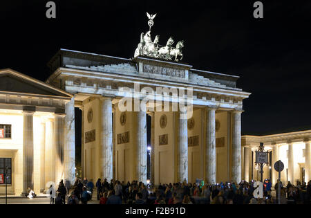 Bunt beleuchtete Brandenburger Tor in der Abenddämmerung während des Festival of Lights, Mitte, Berlin, Berlin, Deutschland, Europa Stockfoto