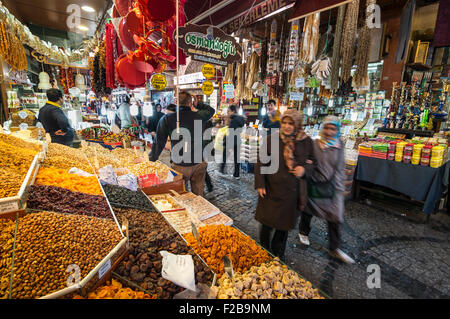 Marktstände am Hasircilar Caddesi am Eingang der ägyptischen Gewürzbasar, Eminonu, Istanbul, Türkei. Stockfoto
