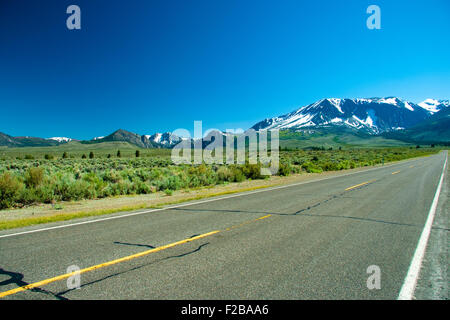 Malerische Aussicht auf June Lake Loop Autobahn in der Nähe von Yosemite Tioga Pass, Kalifornien, Vereinigte Staaten von Amerika Stockfoto