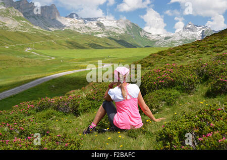 Reisende auf dem Hügel. Melchsee-Frutt, Schweiz Stockfoto
