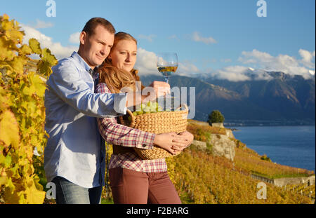 Ein paar mit einem Korb voller Trauben. Lavaux, Schweiz Stockfoto