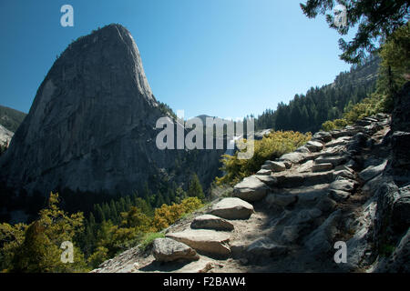 Felsformationen in ein Tal, Half Dome, Yosemite Tal, Yosemite-Nationalpark, Kalifornien, USA Stockfoto