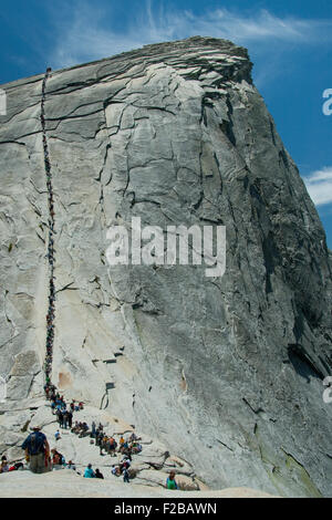 Menschen, die zu Fuß hinauf Felsformation der Half Dome im Yosemite-Nationalpark, Kalifornien, Vereinigte Staaten von Amerika Stockfoto