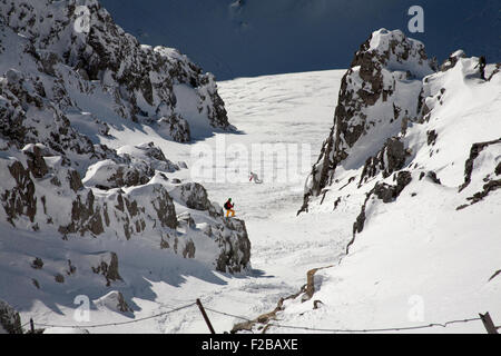 Off Piste Skifahrer arbeiten Weg unterhalb der Trittkopf über Stuben vom Gipfel der Valluga oberhalb St. Anton Arlberg-Österreich Stockfoto