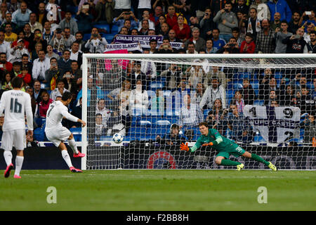 Real Madrid Cristiano Ronaldo Dos Santos schiesst seine Teams 2. Tor. während eines Champions-League-Spiels zwischen Real Madrid gegen FK Shajtar Donezk im Santiago Bernabeu Stadion in Madrid, Spanien, 15. September 2015. Stockfoto