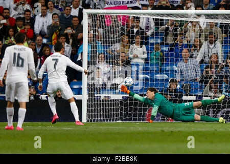 Real Madrid Cristiano Ronaldo Dos Santos schiesst seine Teams 2. Tor. während ein UEFA-Champions-League-Spiel zwischen Real Madrid gegen FK Shajtar Donezk im Santiago Bernabeu Stadion in Madrid, Spanien, 15. September 2015. Stockfoto