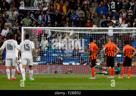 Real Madrid Cristiano Ronaldo Dos Santos (7 vorwärts) erzielt seine Teams 3. Tor im UEFA Champions League Spiel zwischen Real Madrid gegen FK Shajtar Donezk im Santiago Bernabeu Stadion in Madrid, Spanien, 15. September 2015. Stockfoto