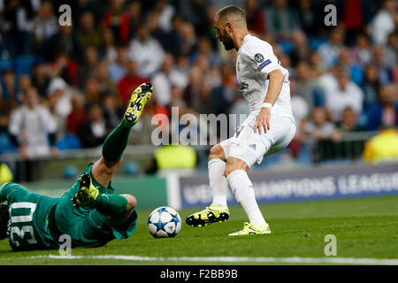 Madrid, Spanien. 15. Sep, 2015. FK Shajtar Donezk Andriy Pyatov Real Madrids Karim Benzema in der Champions League-Spiel zwischen Real Madrid und Shajtar Donezk. im Santiago Bernabeu Stadion in Madrid, Spanien, 15. September 2015. Bildnachweis: Aktion Plus Sport/Alamy Live-Nachrichten Stockfoto