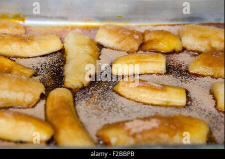 Vorbereitung der einen typischen brasilianischen Bananenkuchen Stockfoto