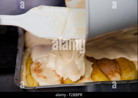 Vorbereitung der einen typischen brasilianischen Bananenkuchen Stockfoto