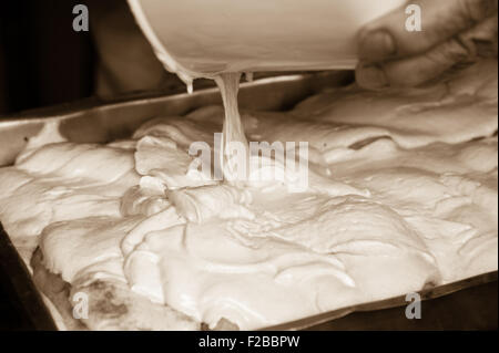 Vorbereitung der einen typischen brasilianischen Bananenkuchen Stockfoto