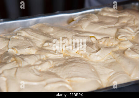 Vorbereitung der einen typischen brasilianischen Bananenkuchen Stockfoto