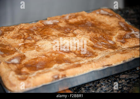 Cuca de Banane oder brasilianischer Bananenkuchen. Stockfoto