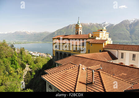 Madonna del Sasso, mittelalterlichen Kloster auf einem Felsen mit Blick auf den Lago Maggiore, Schweiz Stockfoto