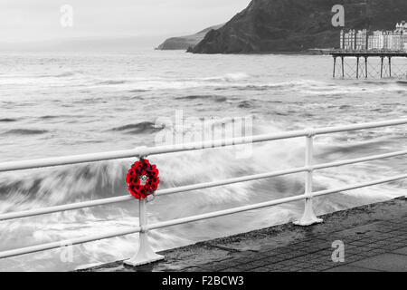 Mohn Kranz hängen am Meer Geländer am Volkstrauertag UK Stockfoto