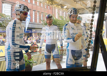 Radfahrer aus Team Novo Nordisk anmelden vor der 6. Etappe der Tour 2015 Aviva von Großbritannien zwischen Stoke-on-Trent & Nottingham, UK Stockfoto