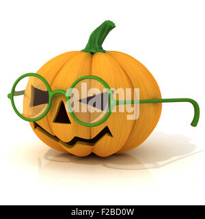 Lustige Jack O Lantern. Halloween-Kürbis mit grünen Gläsern, isoliert auf weiss. Seite Stockfoto