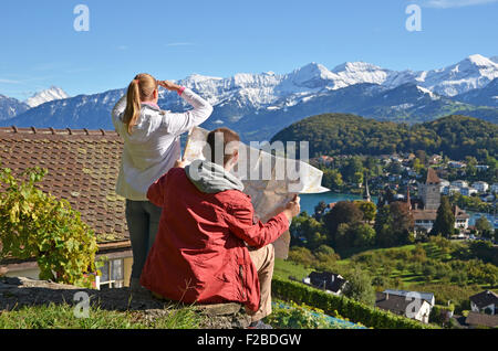 Reisende, die eine Karte zu studieren. Spiez, Schweiz Stockfoto