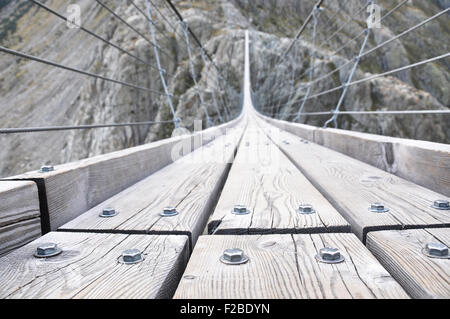 Trift-Brücke, die längste 170m nur für Fußgänger Hängebrücke der Alpen. Schweiz Stockfoto