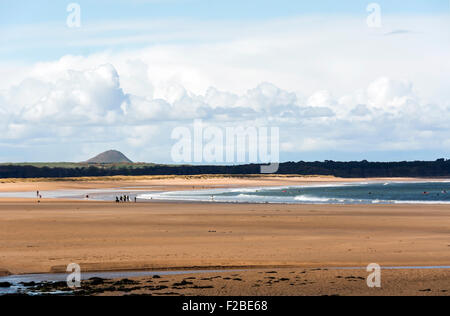 Ebbe am Belhaven Beach, West Barns, auf dem John Muir Way, nahe Dunbar, East Lothian, Schottland. North Berwick Law ist in der Ferne. Stockfoto