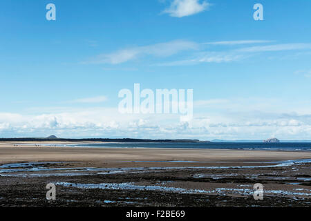 Ebbe im Westen Scheunen Beach, auf dem Weg von John Muir, in der Nähe von Dunbar, Schottland. North Berwick Recht und Bass Rock sind in der Ferne. Stockfoto